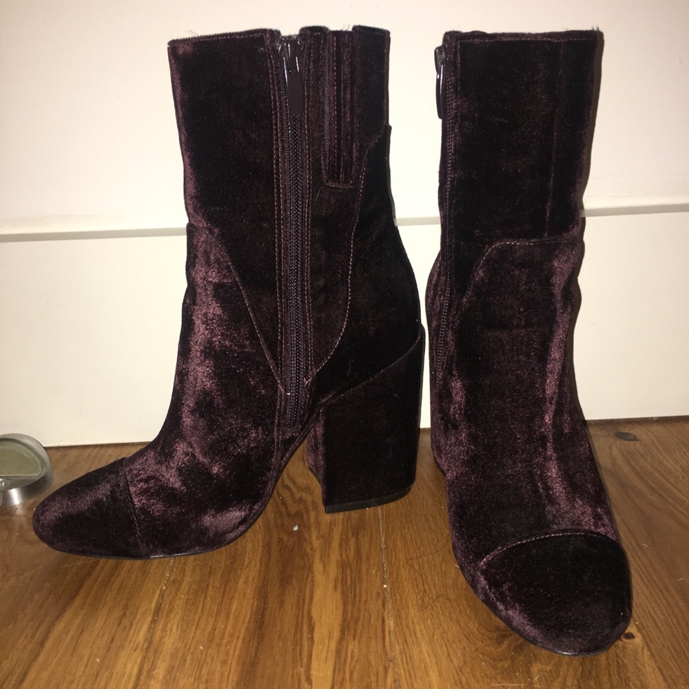Kendall and Kylie Brooke Velvet Booties Sz 6